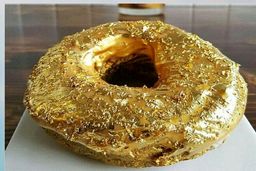 فروش دونات، بستنی و استیک با طعم طلا در مشهد جنجال‌برانگیز شد! + تصاویر