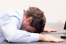 پشت میز نشین‌ها بخوانند/ راهکار‌هایی ساده برای جلوگیری از عوارض خطرناک نشستن طولانی‌مدت