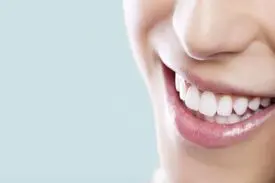 ۷ راهکار برای داشتن دندان های سفید و درخشان