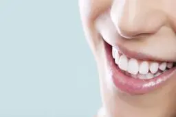 ۷ راهکار برای داشتن دندان های سفید و درخشان