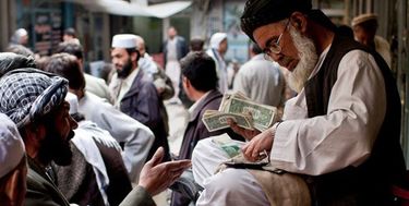 قطعی اینترنت حساب بانکی ۲۰۰ صراف افغانستانی را از دسترس خارج کرد