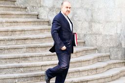 وزیر با خودش چندچند است؟