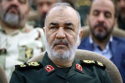 در جمع راهپیمایان تهرانی؛ فرمانده کل سپاه: هرکس به جان، مال و ناموس مردم ما تعرض کند سخت مجازات خواهد شد