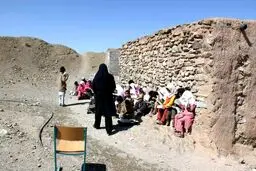 دیواری که قلبش می‌سوزد