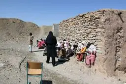 دیواری که قلبش می‌سوزد