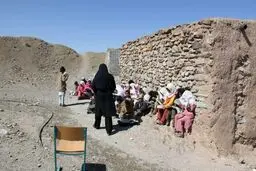 دیواری که قلبش می‌سوزد