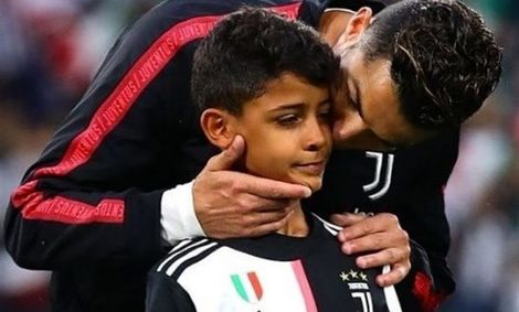 واکنش رونالدو به اولین جایزه پسرش در زمینه فوتبال + عکس