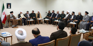 رهبر انقلاب در دیدار اعضای ستاد کنگره شهدای استان هرمزگان: جریانی به‌دنبال فراموش شدن جهاد و شهادت است، باید در مقابل آن ایستاد