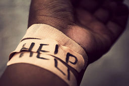 خون‌بازی؛ بازی عجیب و خطرناک بین نوجوانان تیغ‌ انداختن روی دست و بدن؛ بازی یا اختلال؟