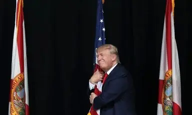 ترامپ در پی ترور سردار سلیمانی تصویر پرچم آمریکا را در توئیترش منتشر کرد