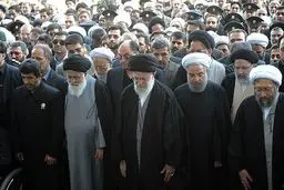 اقامه نماز بر پیکر شهید سپهبد سلیمانی توسط مقام معظم رهبری