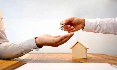 شرط عجیب برای اجاره خانه به پسران جوان: برای هرشب اقامت، یک گوشی بدزدید و به من بدهید