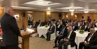 محمدجواد ظریف در جمع اعضای اتحادیه صنایع هندوستان حضور یافت
