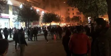 شب ناآرام بیروت؛ شلیک گاز اشک آور برای جلوگیری از تعرض به پارلمان لبنان