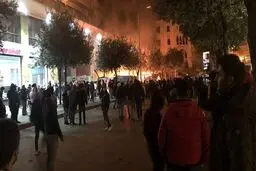 شب ناآرام بیروت؛ شلیک گاز اشک آور برای جلوگیری از تعرض به پارلمان لبنان