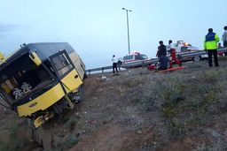 ۳ کشته و ۱۳ مجروح در واژگونی اتوبوس جاده قم + اسامی