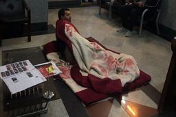 خوابیدن شهروند آشخانه‌ای در شورای شهر برای طلب ۳۹۰ میلیون ریالی