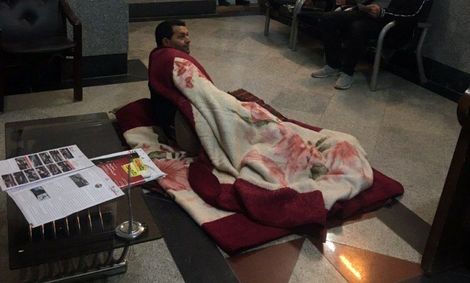 خوابیدن شهروند آشخانه‌ای در شورای شهر برای طلب ۳۹۰ میلیون ریالی