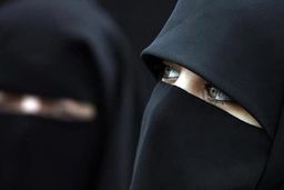 استفاده از روبنده برای اعضای زن هیئت علمی دانشگاه قاهره ممنوع شد