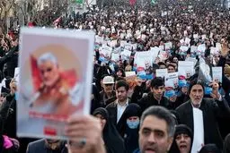 وقتی سردار سلیمانی، مهمان ناخوانده شد و همه را شوکه کرد/دعایی که وسط گریه، «حاج قاسم» را به خنده انداخت