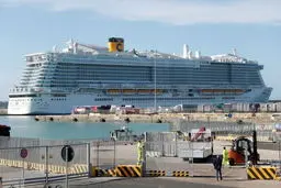 احتمال ابتلای دو مسافر به کروناویروس، کشتی ایتالیایی را متوقف کرد