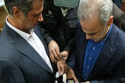 متهم بازداشتی فساد اقتصادی همچنان رئیس پژوهشکده پولی و بانکی بانک مرکزی می‌ماند؟