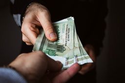 عیدی کارمندان و کارگران کافیست؟ / کارگران نیمی از دستمزد مصوب را هم نمی‌گیرند!