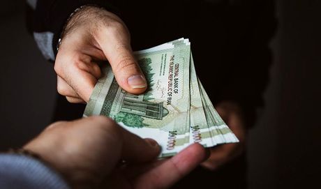 عیدی کارمندان و کارگران کافیست؟ / کارگران نیمی از دستمزد مصوب را هم نمی‌گیرند!