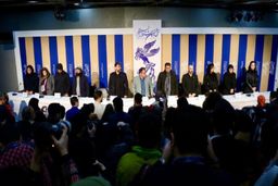 گزارش نشست خبری «سه کام حبس» / سامان سالور: بازی تنابنده یکی از ویژگی های بارز فیلم بود/ محسن تنابنده: راجع به فیلمنامه من به همان اندازه در کنار کار بودم که خانم ایزدیار و دیگران/ پریناز ایزدیار: تجربه با تنابنده یکی از بهترین اتفاقات دوران بازیگریم بود