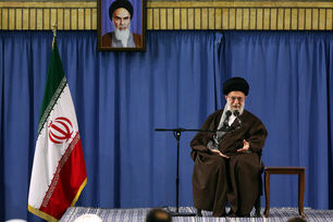 هزاران نفر از اقشار مختلف مردم با رهبر انقلاب دیدار می‌کنند