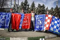 حواشی دیدار استقلال – پرسپولیس؛ از تشویق استراماچونی تا حضور هوادارانِ بدون بلیت پشت درب ورزشگاه