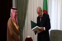 وزیر خارجه عربستان با رئیس جمهور الجزائر دیدار و گفت‌وگو کرد