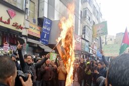 تظاهرات مردم اردن در محکومیت معامله قرن در مقابل سفارت آمریکا