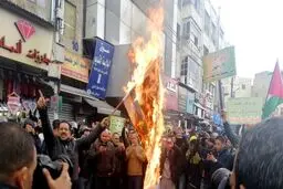 تظاهرات مردم اردن در محکومیت معامله قرن در مقابل سفارت آمریکا