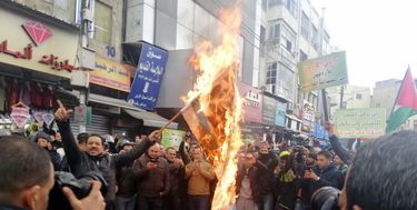 تظاهرات مردم اردن در محکومیت معامله قرن در مقابل سفارت آمریکا