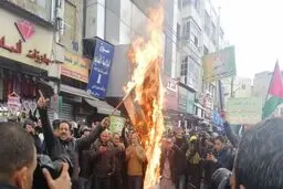 تظاهرات مردم اردن در محکومیت معامله قرن در مقابل سفارت آمریکا