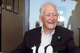 مشهورترین مزدور جهان در ۱۰۰ سالگی مرد