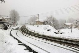 انسداد محور قدیم قزوین-رشت/ بارش پراکنده برف در کردستان