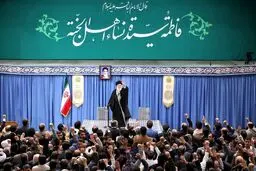 رهبر معظم انقلاب در دیدار هزاران نفر از مداحان و ذاکران اهل‌ بیت(ع) بیان کردند حیرت ناظران جهانی از تاب‌آوری ملت ایران مقابل غول وحشی آمریکایی