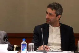 کنایه معاون پزشکیان/ خیلی کوچک‌ترها خود را در دعوای میان بزرگان رها نکنند و...