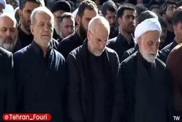 حضور سران قوا در صف نماز بر پیکر رهبر شهید انقلاب در مصلی تهران+ویدیو