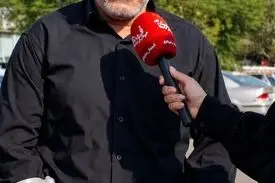 بغض مرد یزدی در مراسم وداع با رهبر شهید: اگر می‌توانستم با رهبر شهید حرف بزنم، فقط میگفتم دوسش دارم+ ویدیو
