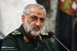 دست تعرض به سمت رهبر انقلاب را قطع می‌کنیم
