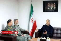 دیدار فرمانده کل ارتش با رئیس‌جمهور پزشکیان