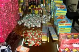 کشف ۲۰ قبضه سلاح غیرمجاز و ۶ هزار مواد محترقه توسط پلیس