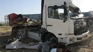 تصادف تریلی و پژو در زنجان ۶ فوتی برجا گذاشت
