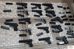 یک کوله پشتی حاوی ۱۸ قبضه کلت و ۲۰۰ تیر جنگی کشف شد