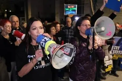 تظاهرات صهیونیست‌ها مقابل اقامتگاه نتانیاهو و درخواست برای استعفای وی