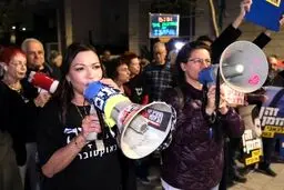 تظاهرات صهیونیست‌ها مقابل اقامتگاه نتانیاهو و درخواست برای استعفای وی