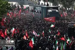 انتقال پیکر مطهر رهبر شهید و خانواده ایشان با خودرو به مسیر تشییع در تهران آغاز شد+ویدیو